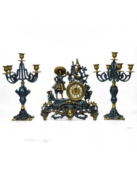 RELOJ DE SOBREMESA CON CANDELABROS DE BRONCE