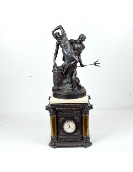 RELOJ DE SOBREMESA CON FIGURA GRIEGA