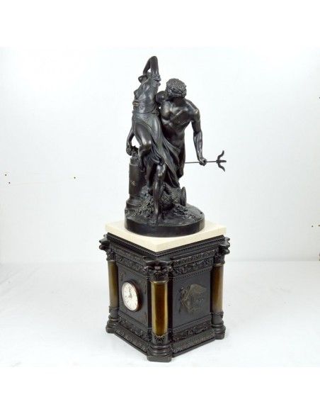 RELOJ DE SOBREMESA CON FIGURA GRIEGA